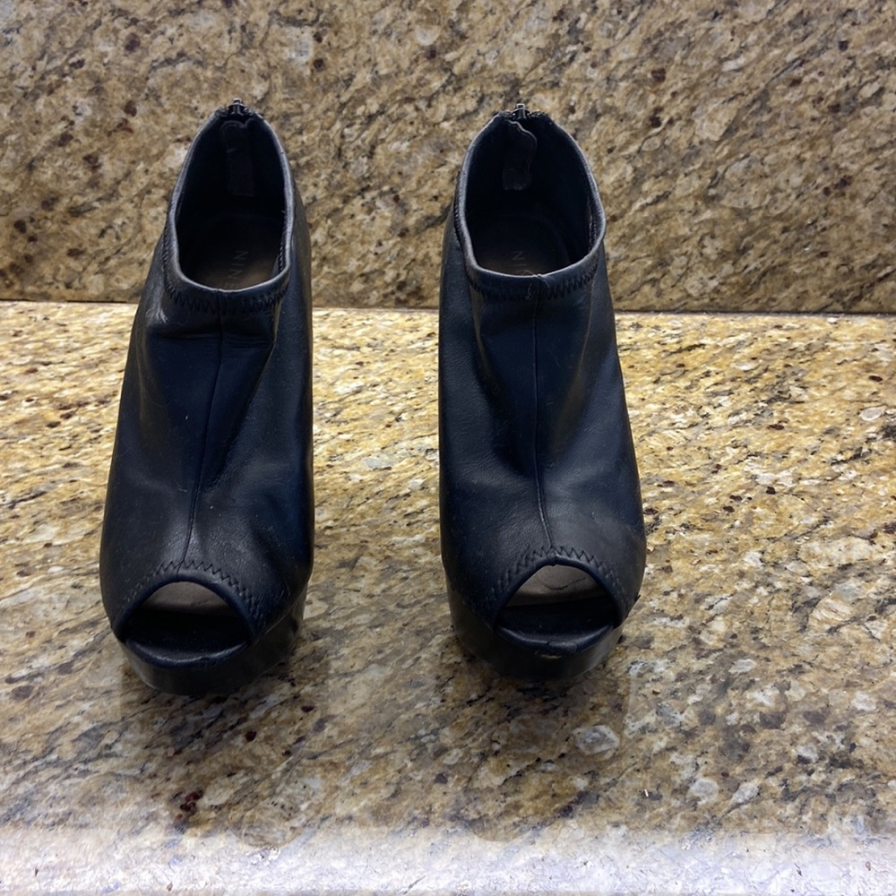 Nine West Platform peep toe bootie  black, 6 1/2 5 inch heel  good cond